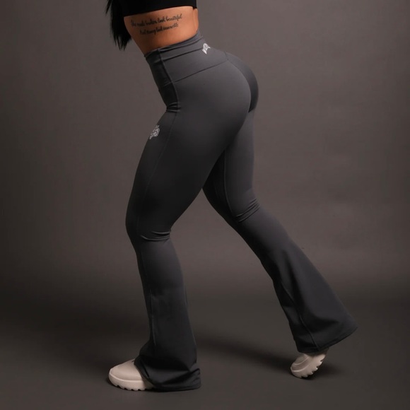 DUAL GEORGIA" ENERGY FLARE
LEGGINGS IN WOLF GRAY - Picture 4 of 12